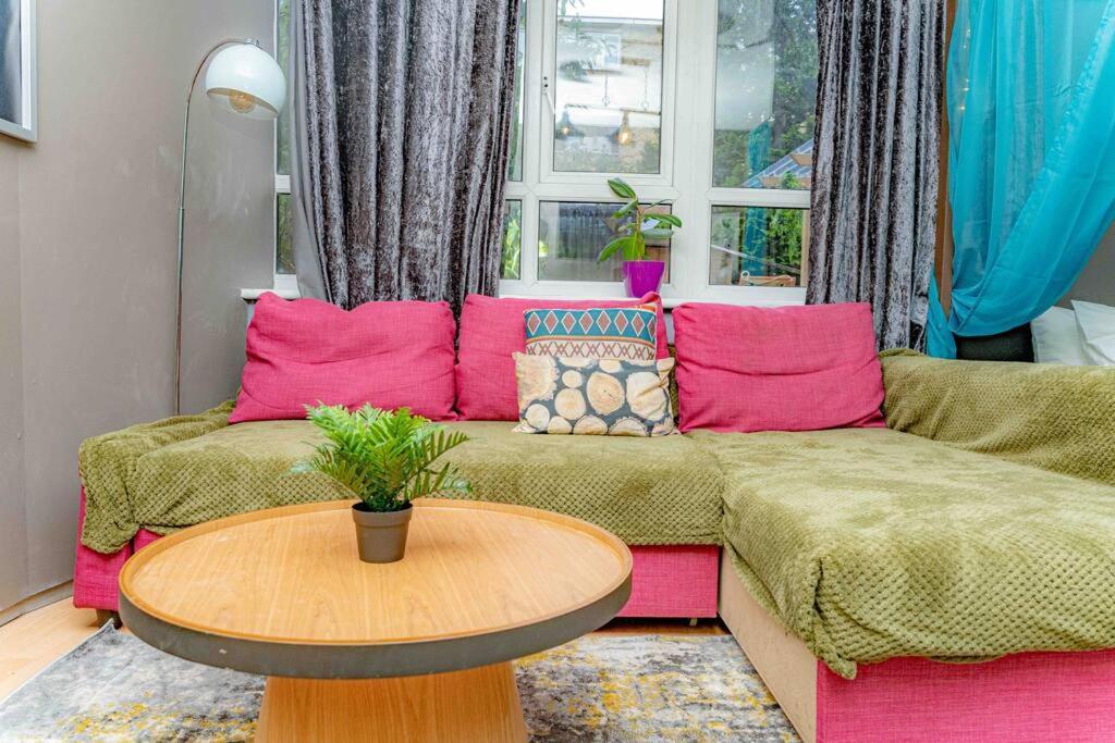 Unique Home W/Garden Hot Tub, Sauna & Cinema Room Λονδίνο Εξωτερικό φωτογραφία
